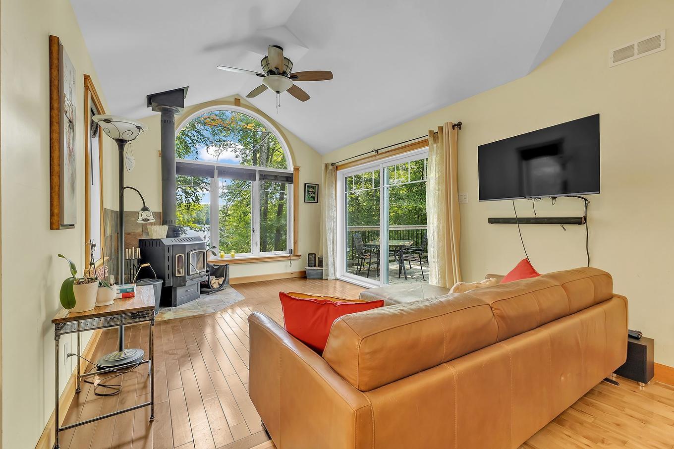 Living room - 436 Ch. Blackburn, Val-Des-Monts, QC - Indoor Photo Showing Other Room
