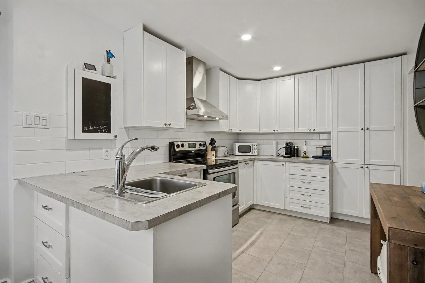 Cuisine - 104 - 106A Rue Notre-Dame, Saint-Jean-Sur-Richelieu, QC - Indoor Photo Showing Kitchen With Upgraded Kitchen