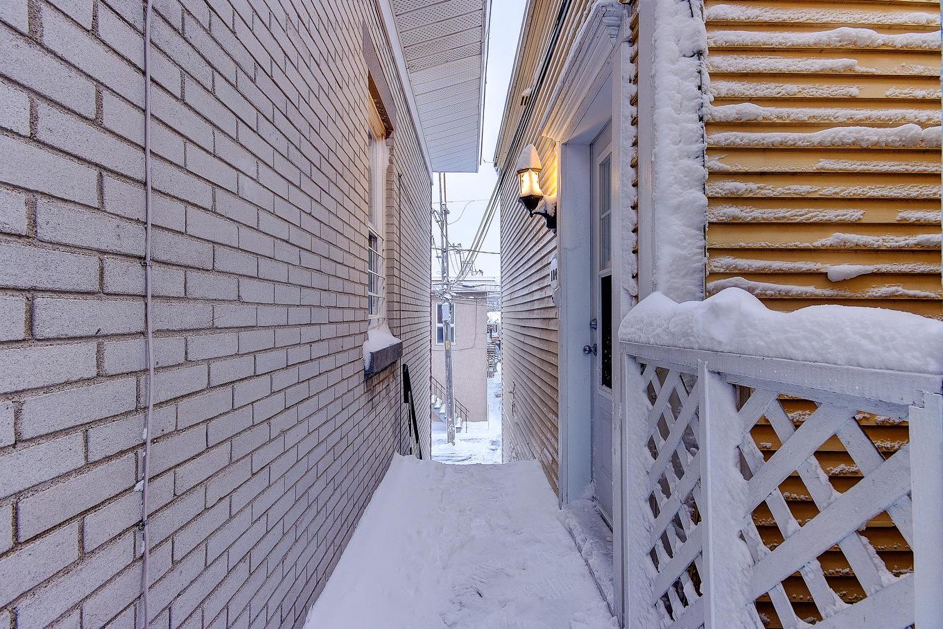 Entrée extérieure - 104 - 106A Rue Notre-Dame, Saint-Jean-Sur-Richelieu, QC - Outdoor