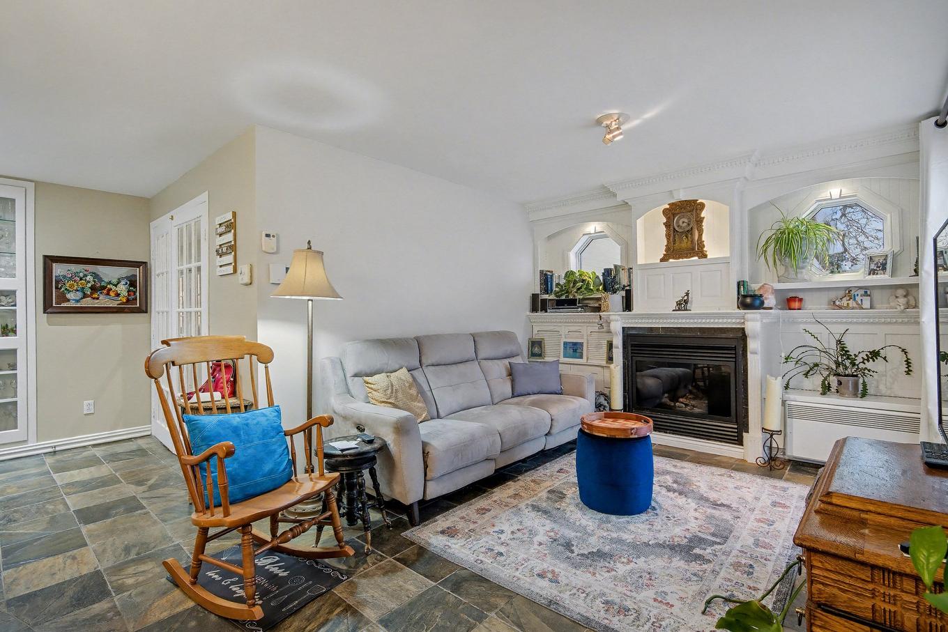 Salon - 104 - 106A Rue Notre-Dame, Saint-Jean-Sur-Richelieu, QC - Indoor Photo Showing Living Room With Fireplace