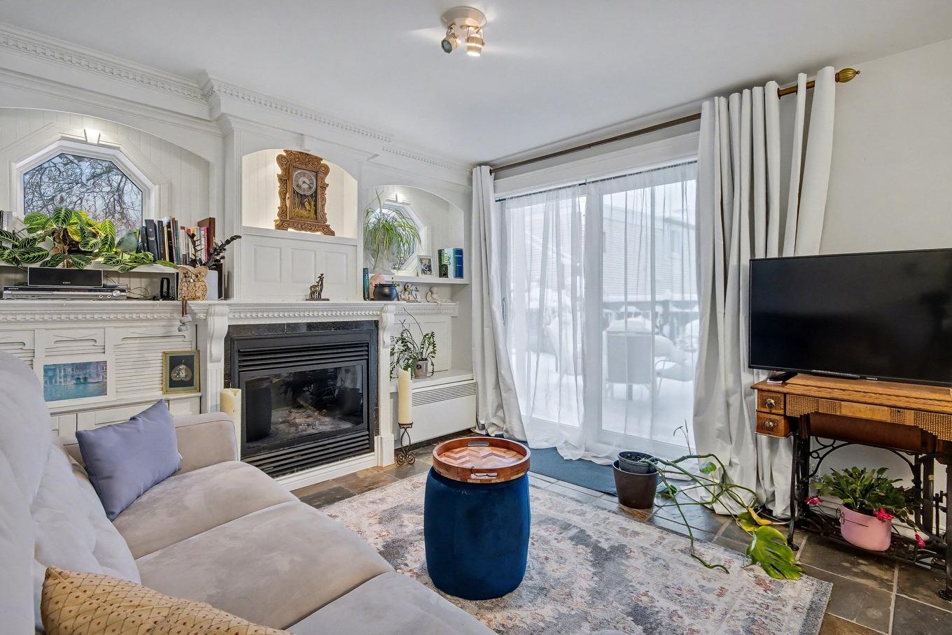 Salon - 104 - 106A Rue Notre-Dame, Saint-Jean-Sur-Richelieu, QC - Indoor Photo Showing Living Room With Fireplace