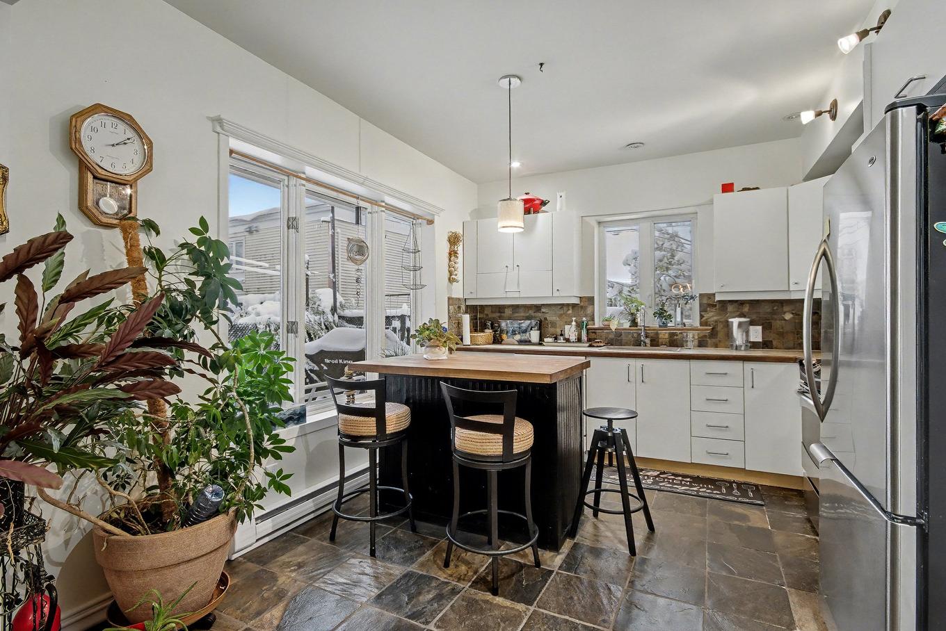 Cuisine - 104 - 106A Rue Notre-Dame, Saint-Jean-Sur-Richelieu, QC - Indoor