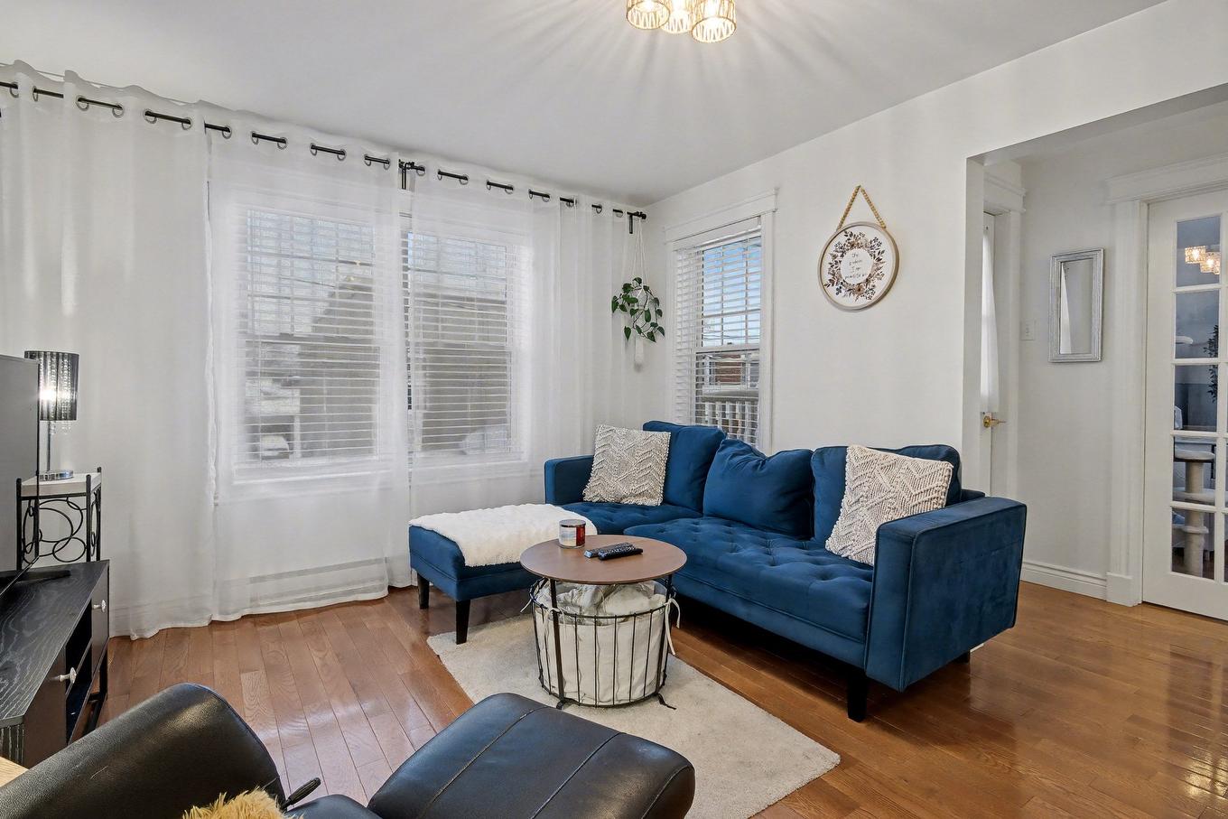 Salon - 104 - 106A Rue Notre-Dame, Saint-Jean-Sur-Richelieu, QC - Indoor Photo Showing Living Room