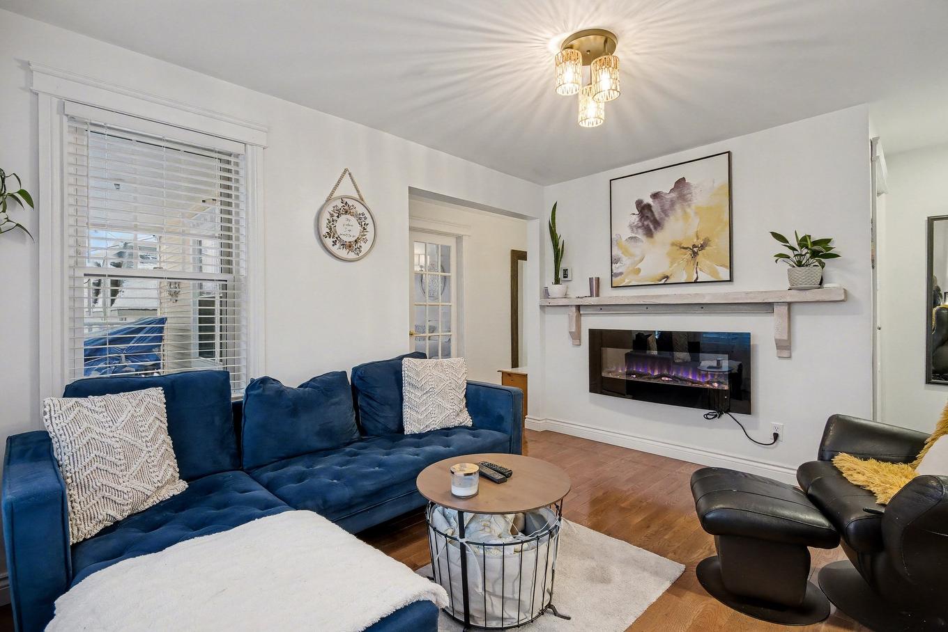 Salon - 104 - 106A Rue Notre-Dame, Saint-Jean-Sur-Richelieu, QC - Indoor Photo Showing Living Room With Fireplace