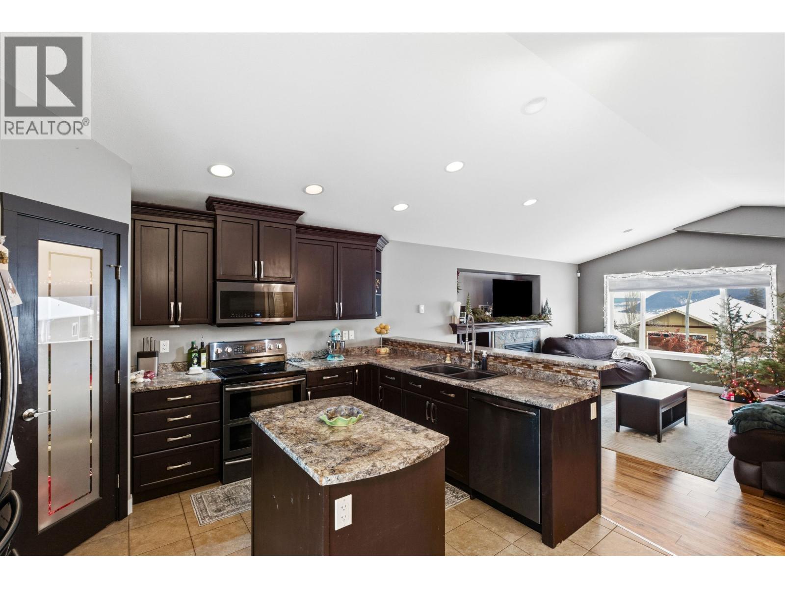 143 Eagle Crescent, Williams Lake, BC - Indoor Photo Showing Kitchen With Double Sink With Upgraded Kitchen