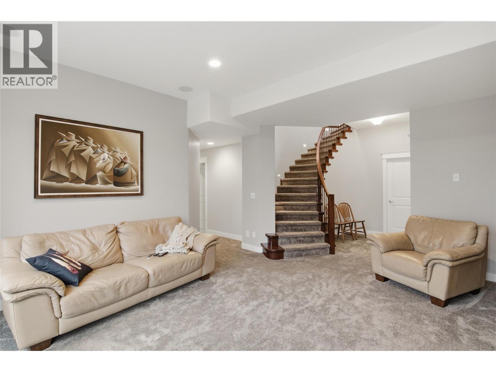 4767 Uplands Drive, Kamloops, BC - Indoor Photo Showing Living Room