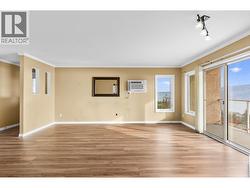 End unit with extra windows -