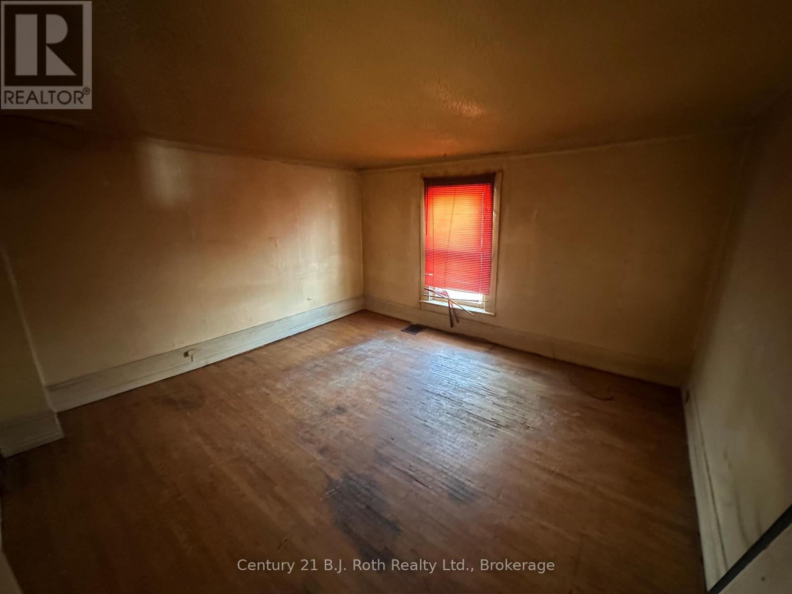 Apartment living room - 371 West Street N, Orillia, ON