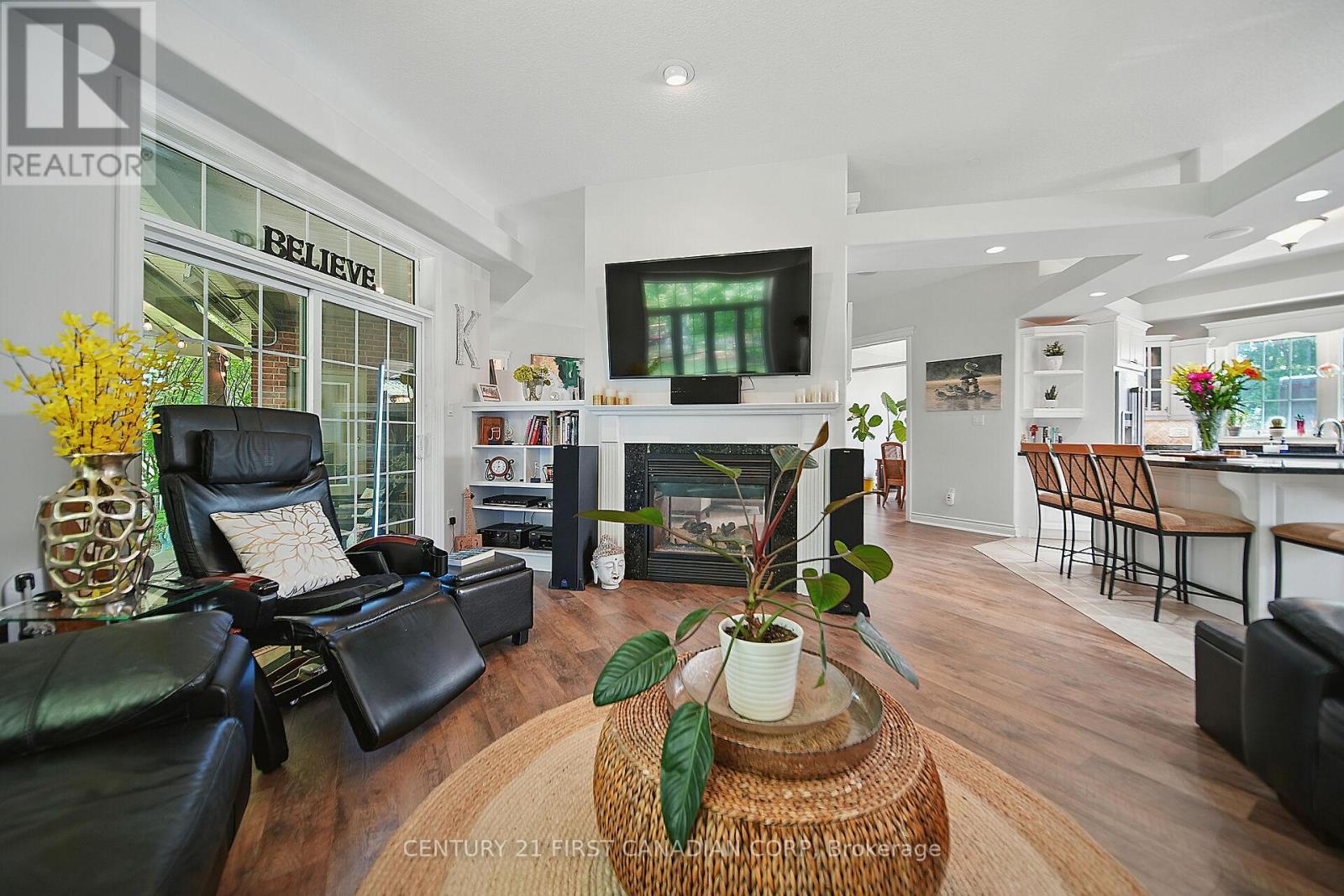 42580 Roberts Line, Central Elgin, ON - Indoor Photo Showing Living Room With Fireplace