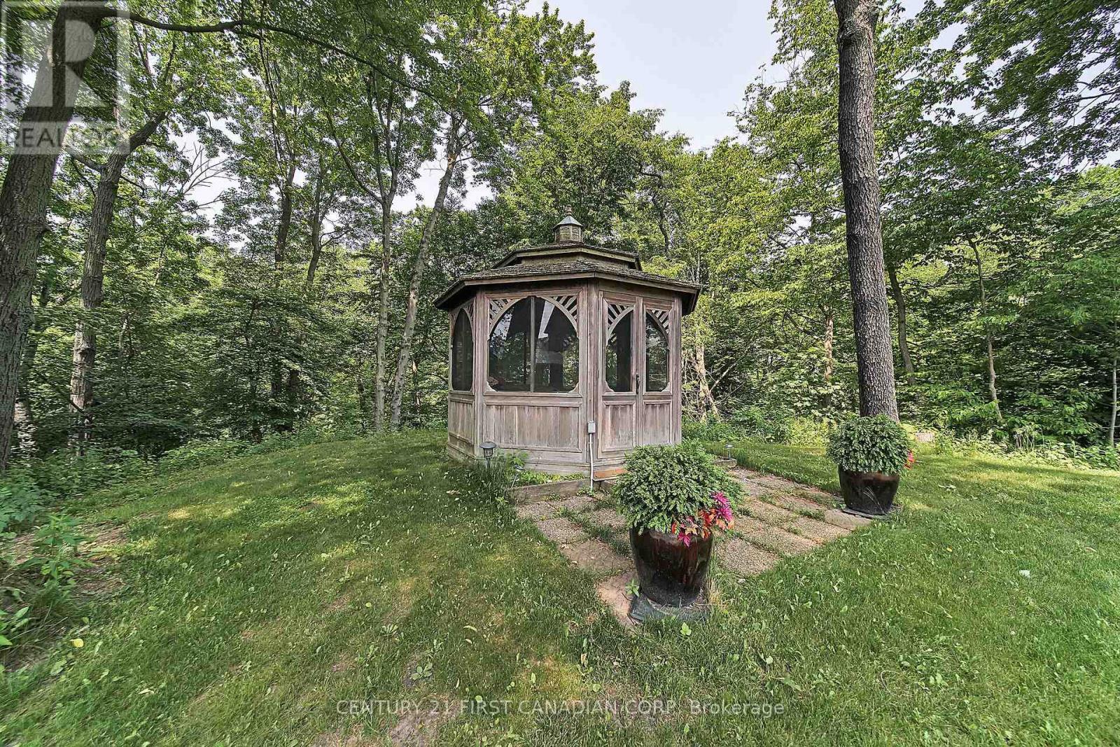 42580 Roberts Line, Central Elgin, ON - Outdoor With Backyard