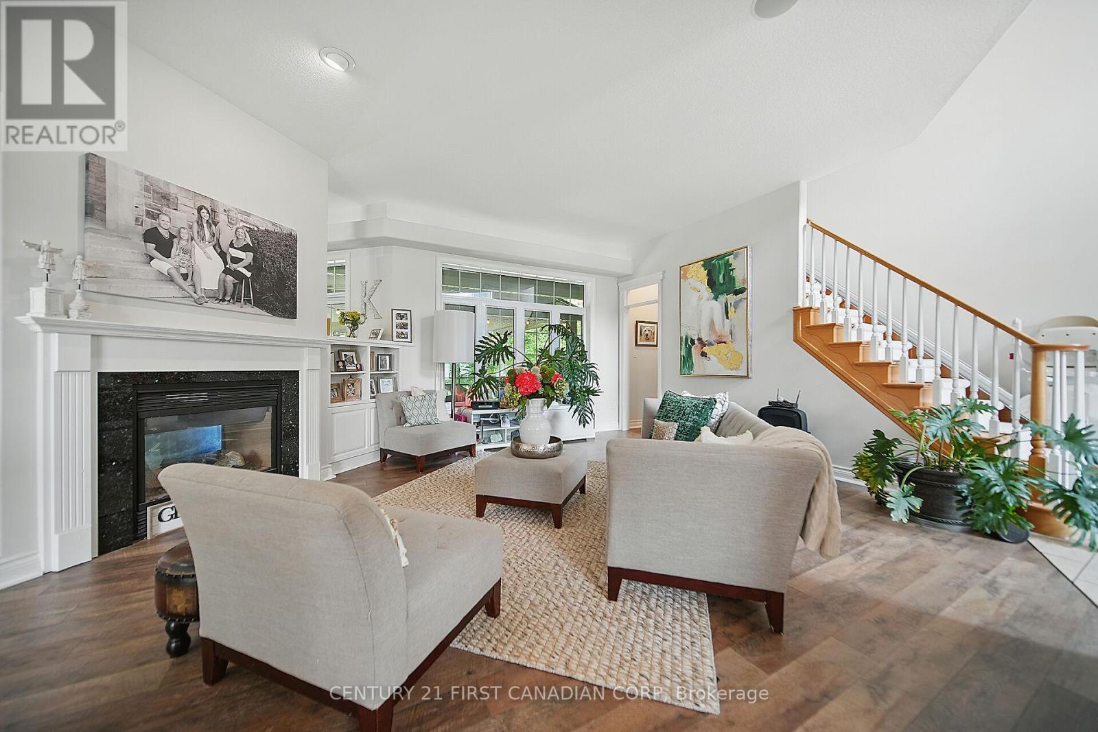 42580 Roberts Line, Central Elgin, ON - Indoor Photo Showing Living Room With Fireplace