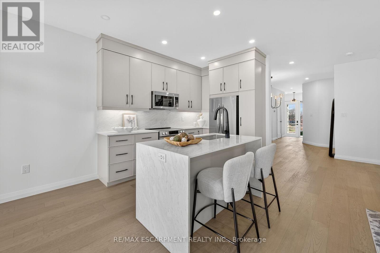 16 Sagewood Drive, Hamilton, ON - Indoor Photo Showing Kitchen With Upgraded Kitchen