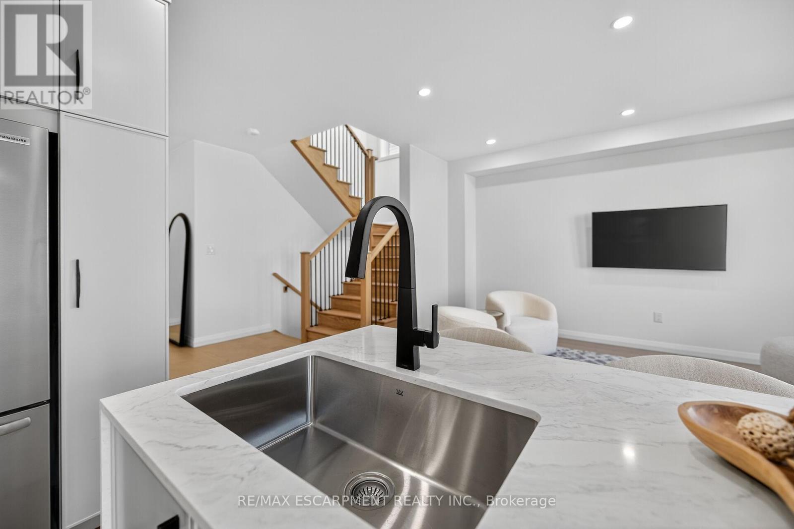 16 Sagewood Drive, Hamilton, ON - Indoor Photo Showing Kitchen