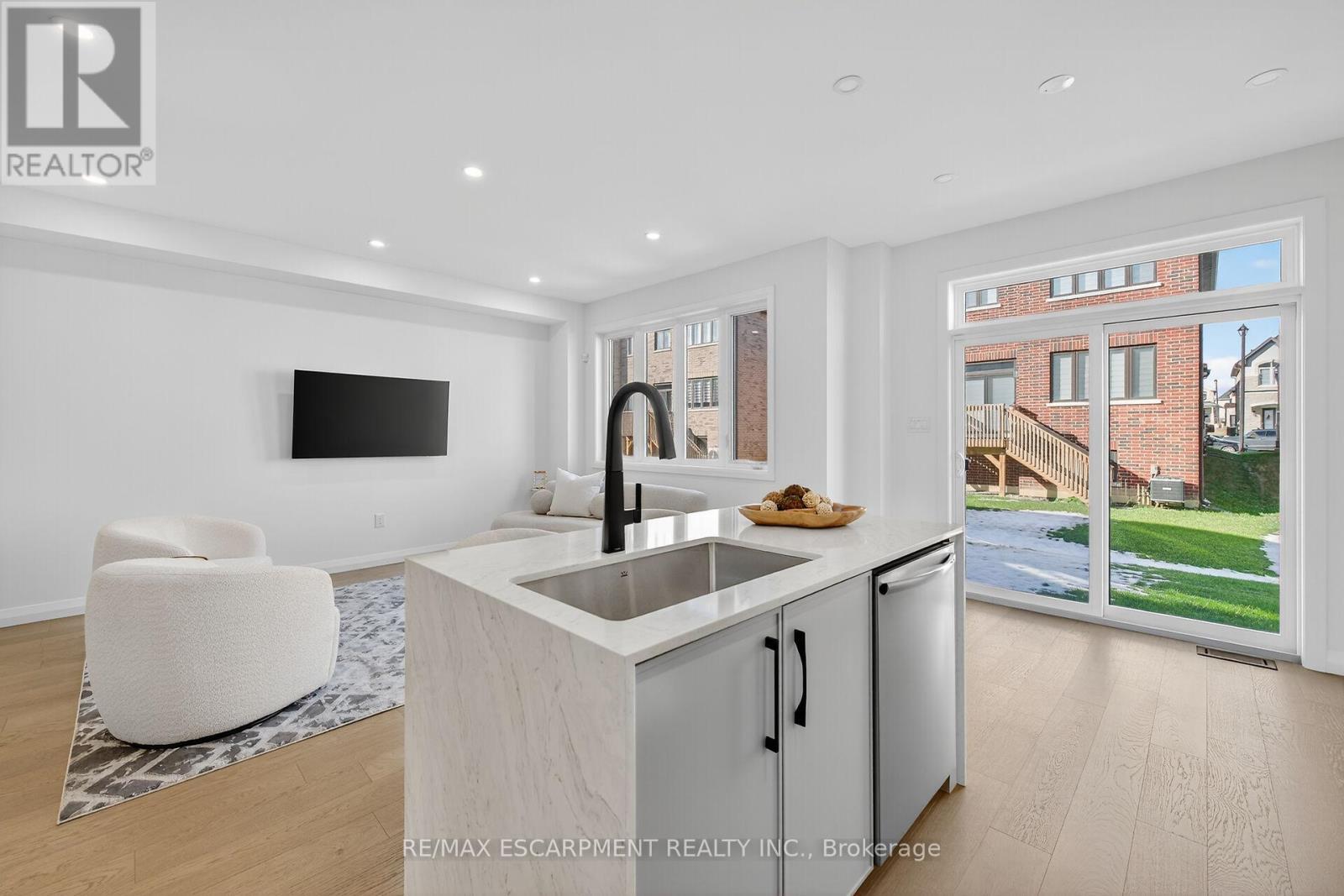 16 Sagewood Drive, Hamilton, ON - Indoor Photo Showing Kitchen