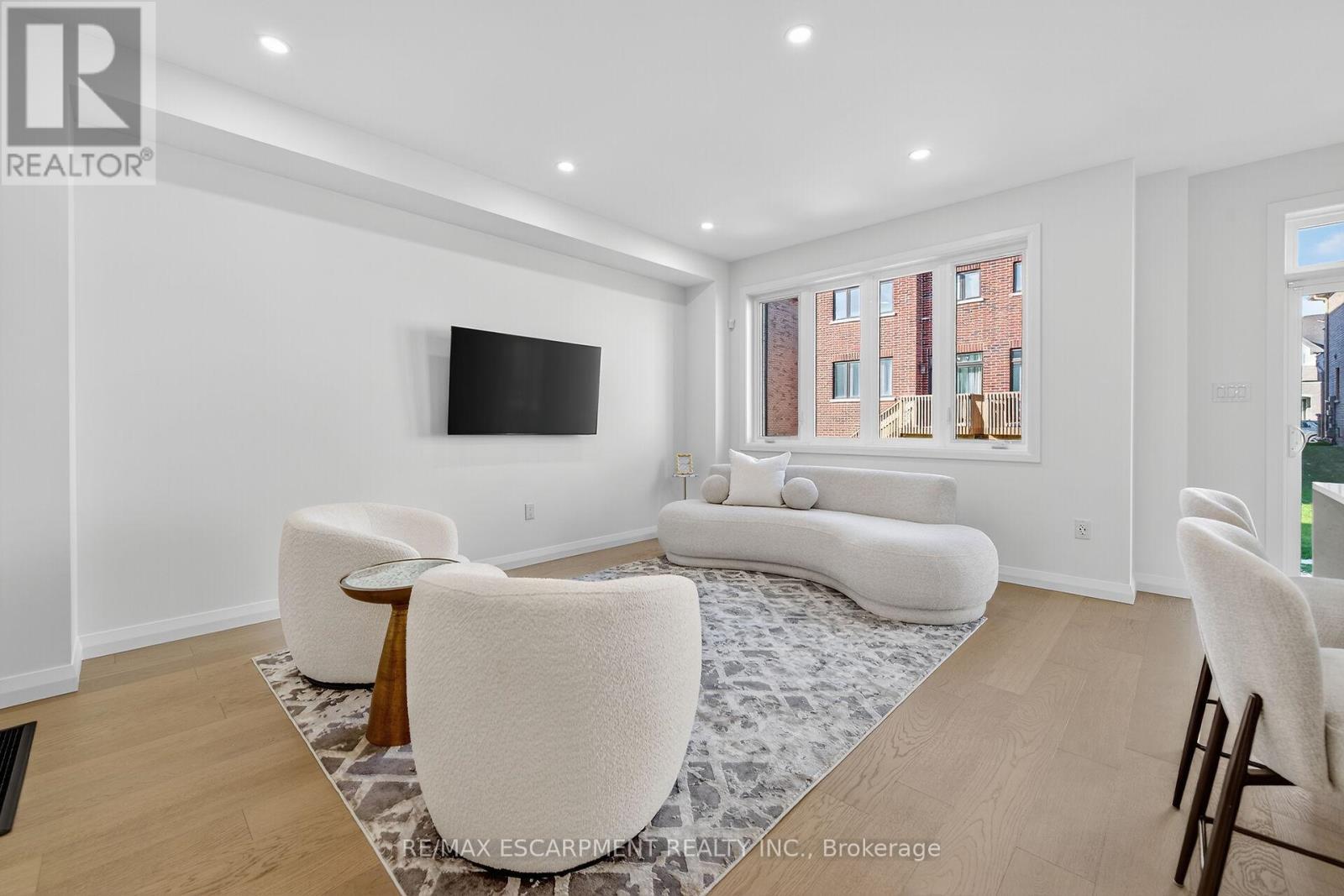 16 Sagewood Drive, Hamilton, ON - Indoor Photo Showing Living Room