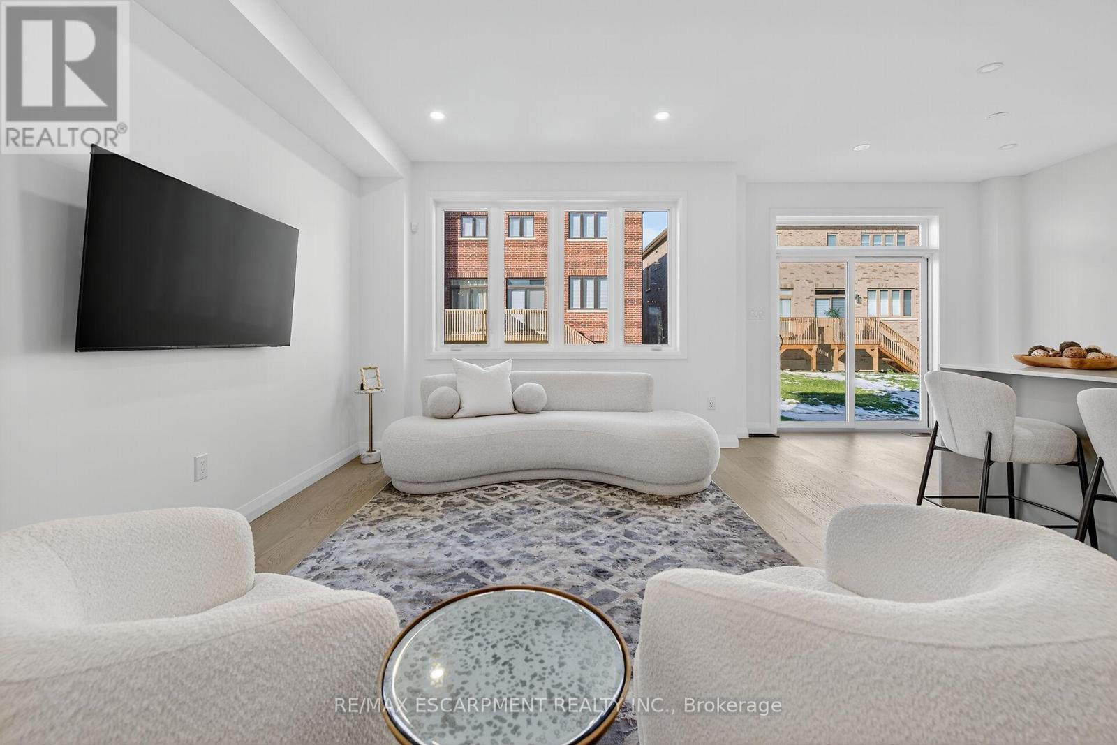 16 Sagewood Drive, Hamilton, ON - Indoor Photo Showing Living Room
