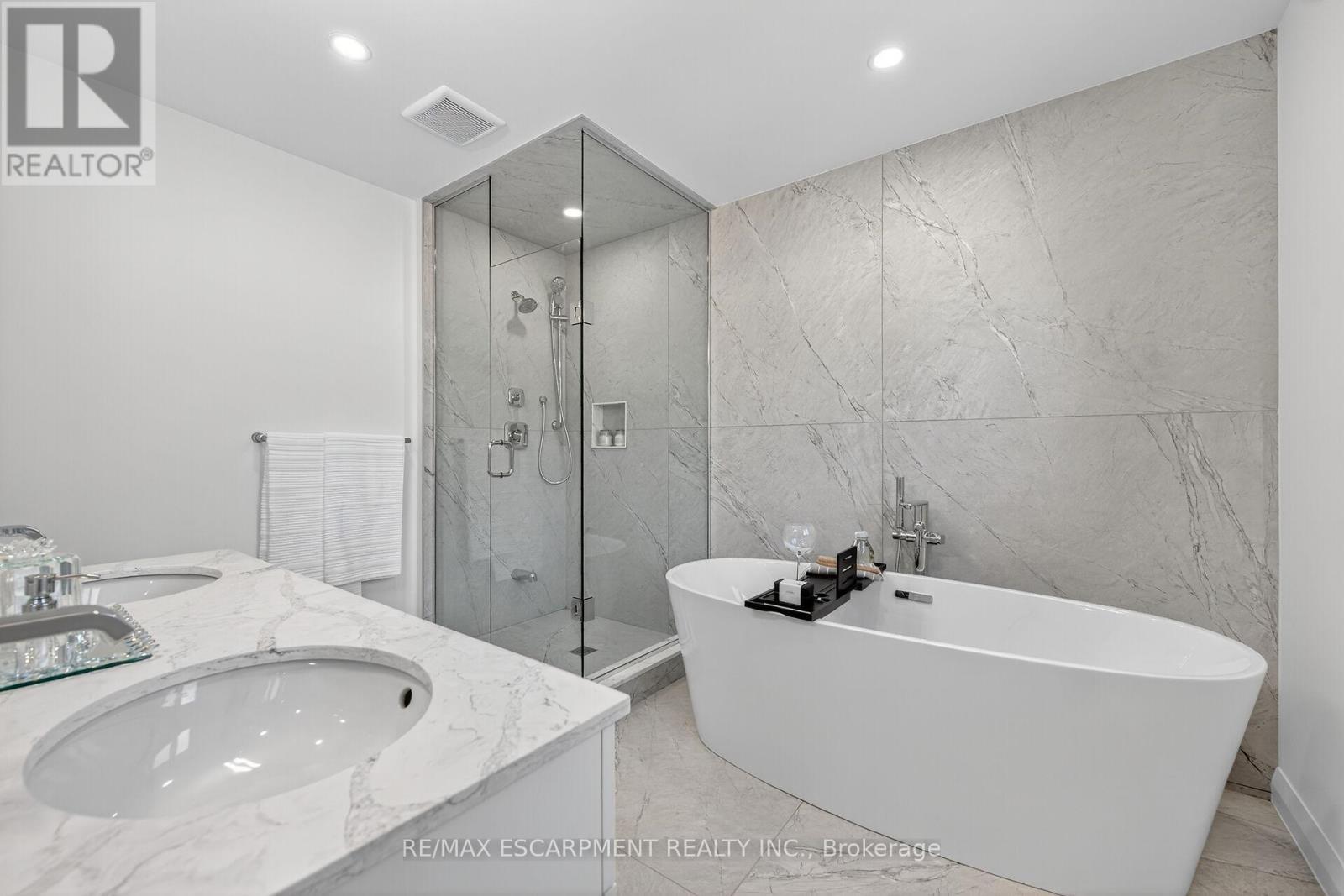 16 Sagewood Drive, Hamilton, ON - Indoor Photo Showing Bathroom