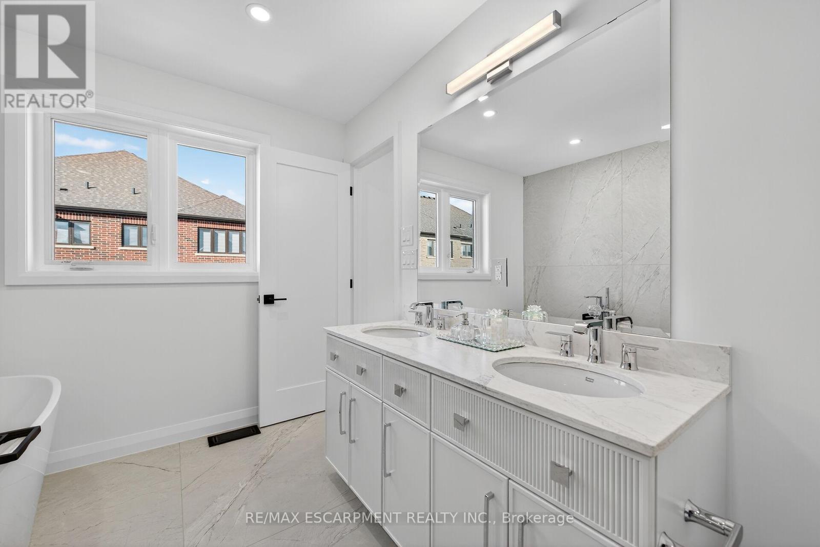 16 Sagewood Drive, Hamilton, ON - Indoor Photo Showing Bathroom