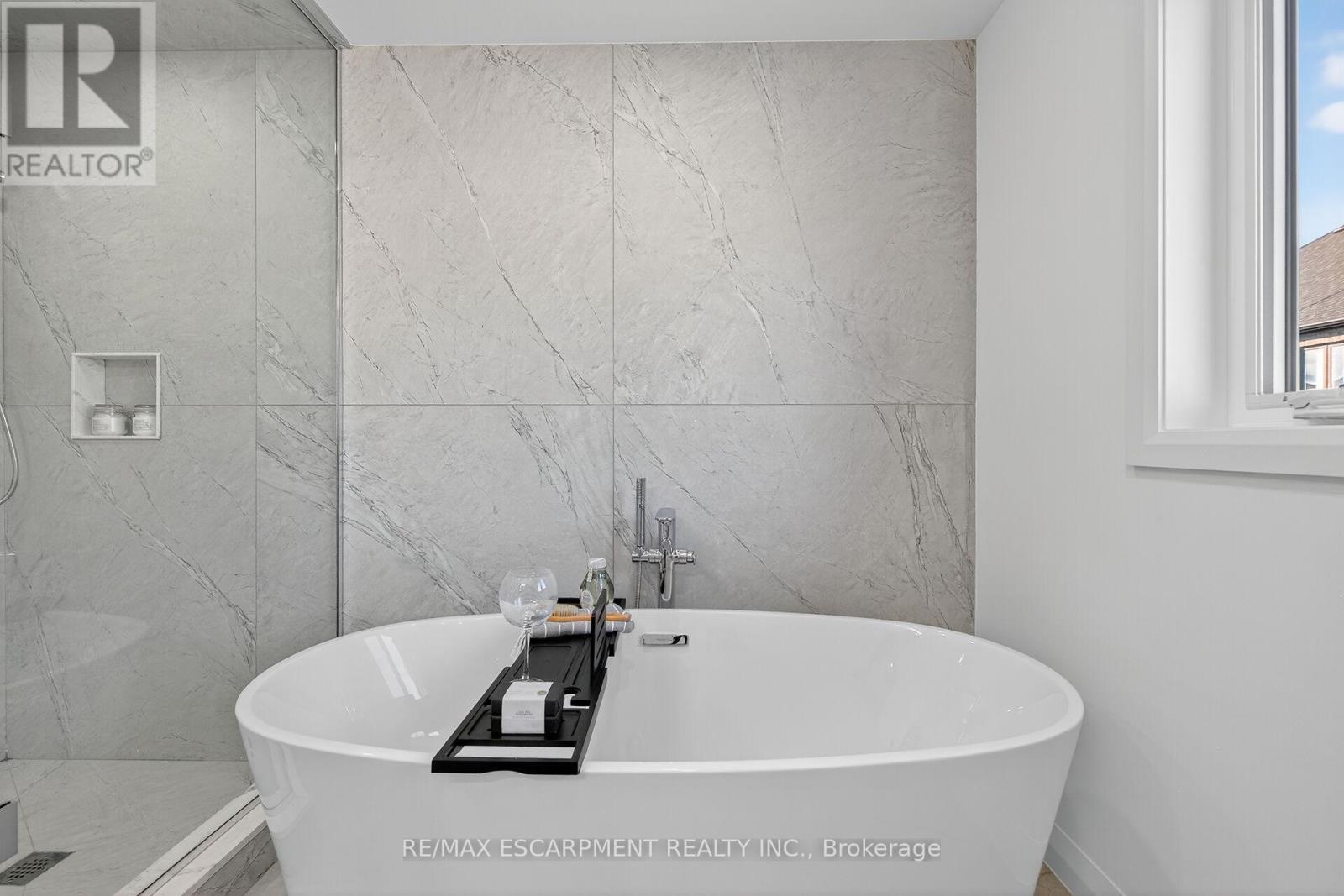 16 Sagewood Drive, Hamilton, ON - Indoor Photo Showing Bathroom