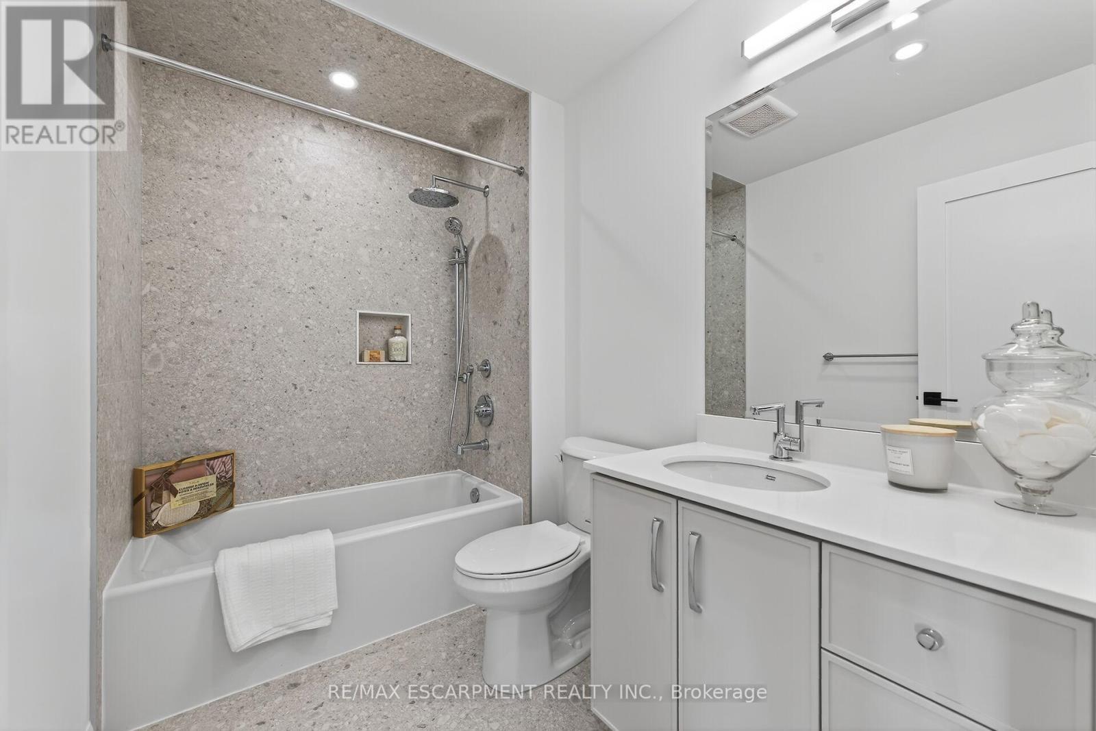 16 Sagewood Drive, Hamilton, ON - Indoor Photo Showing Bathroom