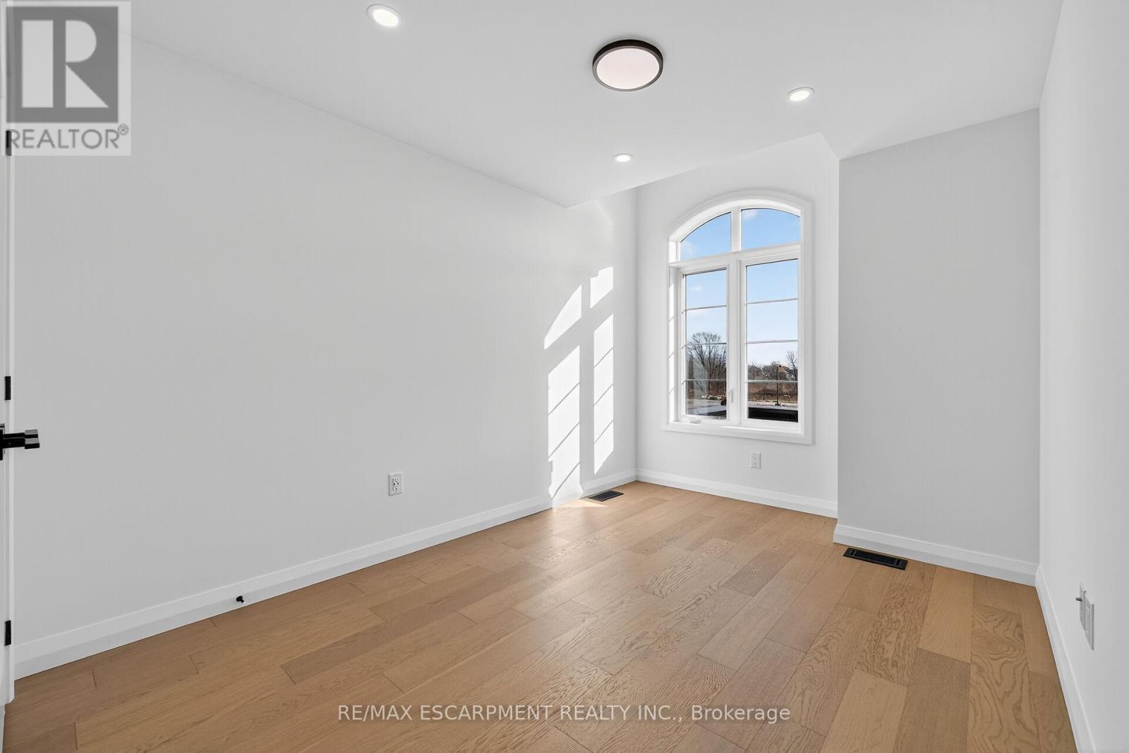 16 Sagewood Drive, Hamilton, ON - Indoor Photo Showing Other Room