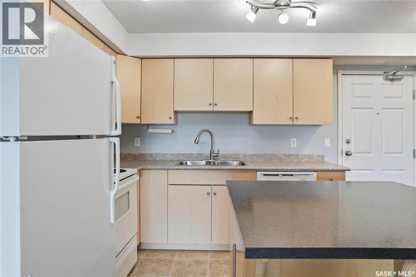 107 303 Lowe Road, Saskatoon, SK - Indoor Photo Showing Kitchen With Double Sink