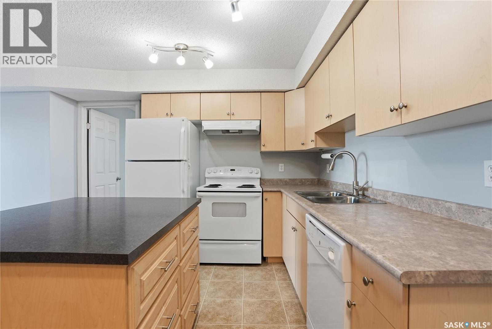 107 303 Lowe Road, Saskatoon, SK - Indoor Photo Showing Kitchen With Double Sink