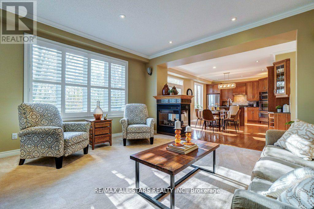 64 Button Crescent, Uxbridge, ON - Indoor Photo Showing Living Room