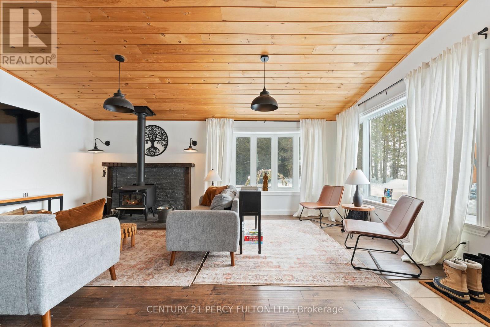 5659 Gilmore Road, Clarington, ON - Indoor Photo Showing Living Room With Fireplace
