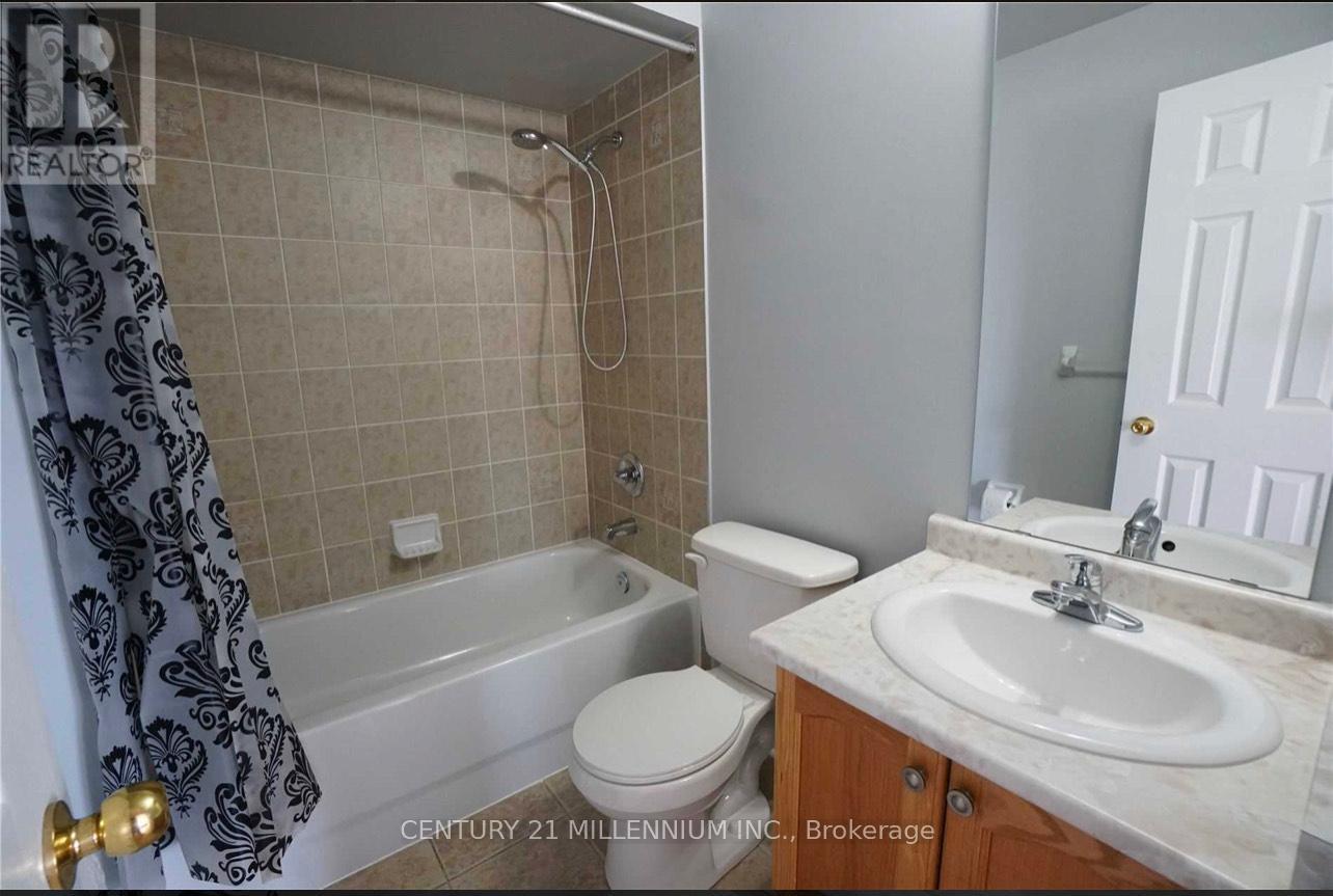 Upper - 23 Pefferlaw Circle, Brampton, ON - Indoor Photo Showing Bathroom
