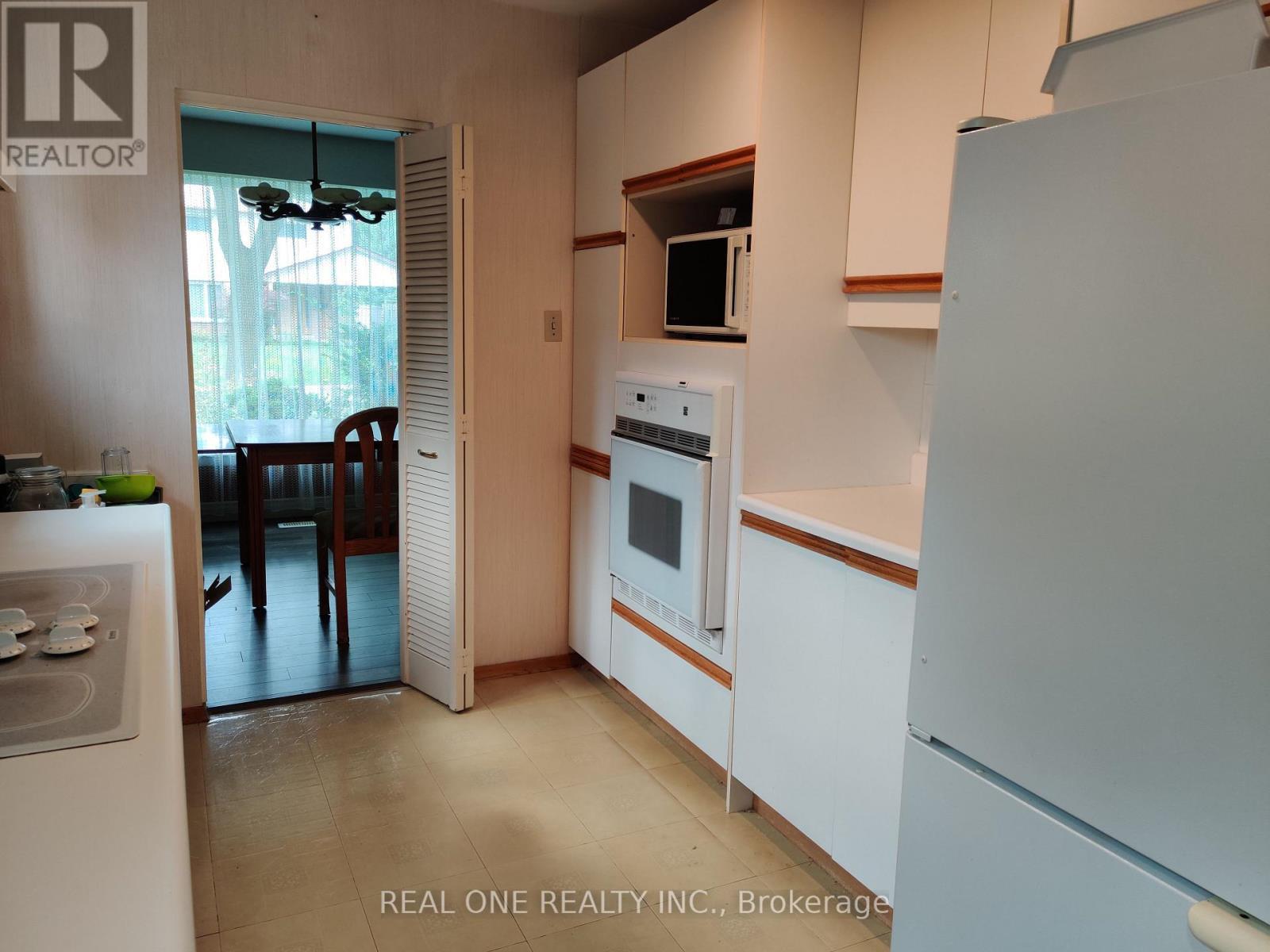 Upper - 9 Lisburn Crescent, Toronto, ON - Indoor Photo Showing Kitchen
