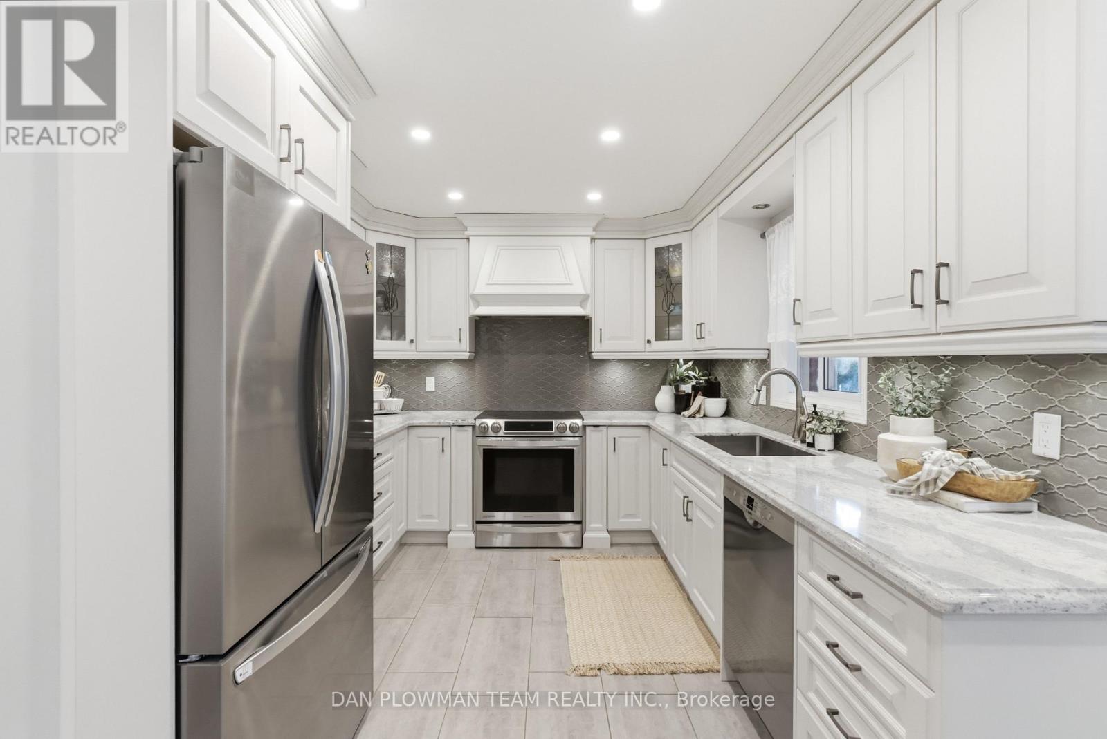 8 Aldcroft Crescent, Clarington, ON - Indoor Photo Showing Kitchen With Upgraded Kitchen