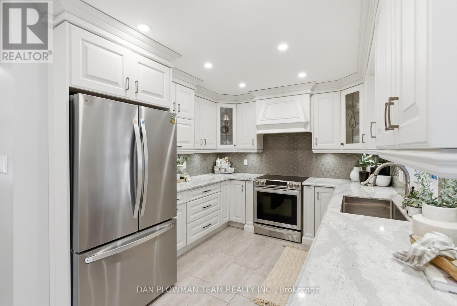 8 Aldcroft Crescent, Clarington, ON - Indoor Photo Showing Kitchen With Upgraded Kitchen