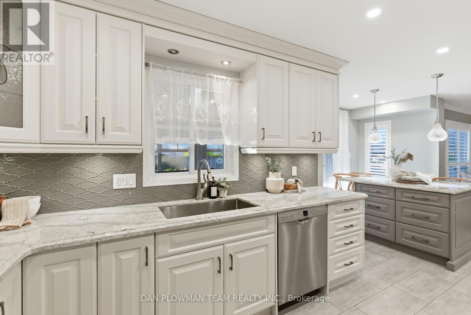 8 Aldcroft Crescent, Clarington, ON - Indoor Photo Showing Kitchen With Upgraded Kitchen