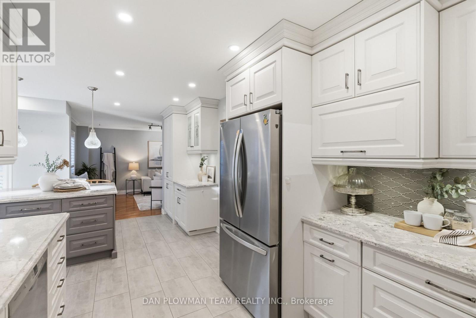 8 Aldcroft Crescent, Clarington, ON - Indoor Photo Showing Kitchen With Upgraded Kitchen