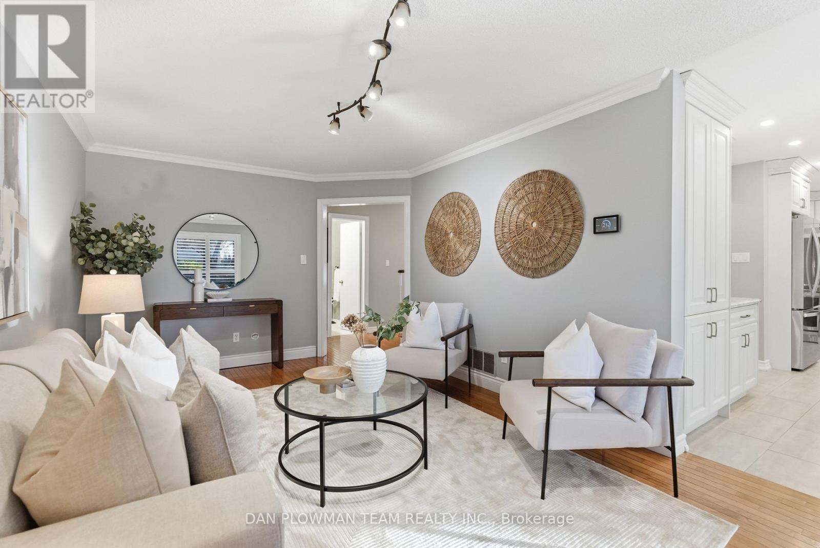 8 Aldcroft Crescent, Clarington, ON - Indoor Photo Showing Living Room