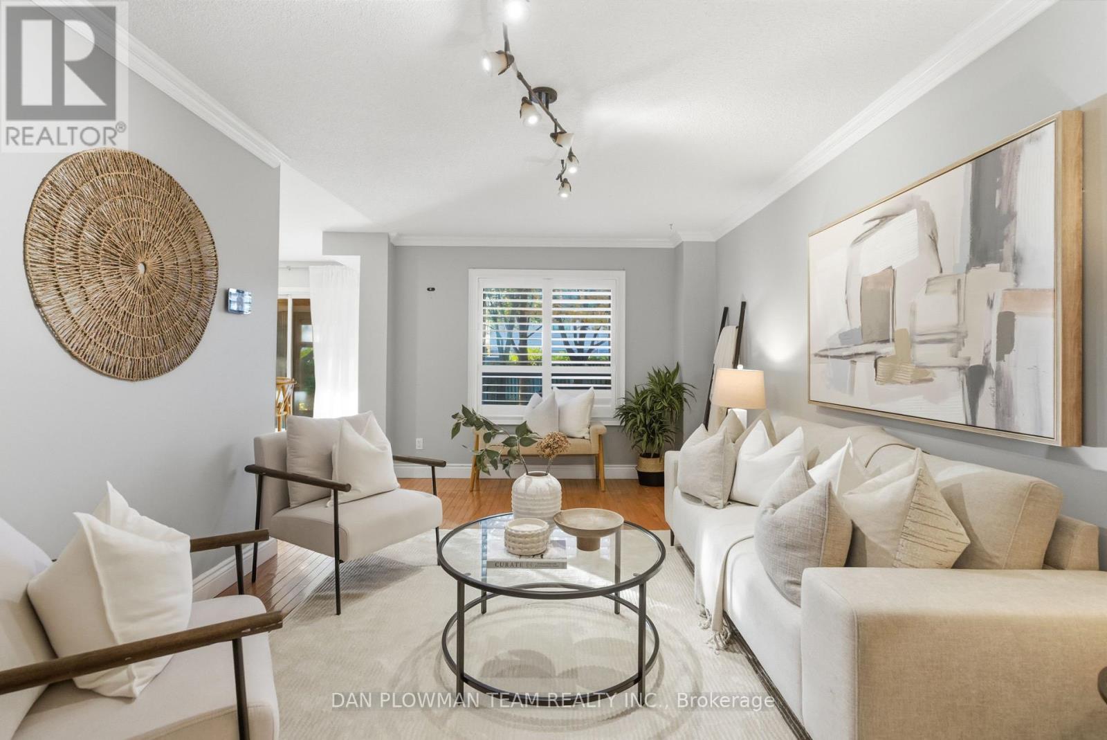 8 Aldcroft Crescent, Clarington, ON - Indoor Photo Showing Living Room