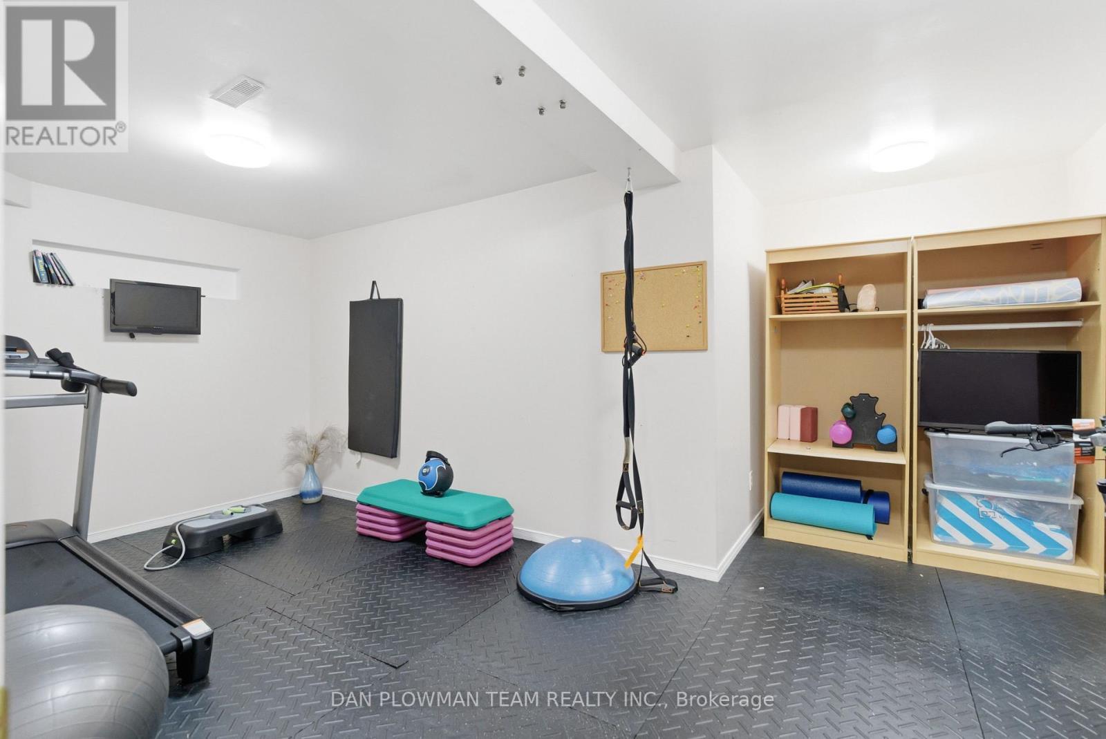 8 Aldcroft Crescent, Clarington, ON - Indoor Photo Showing Gym Room