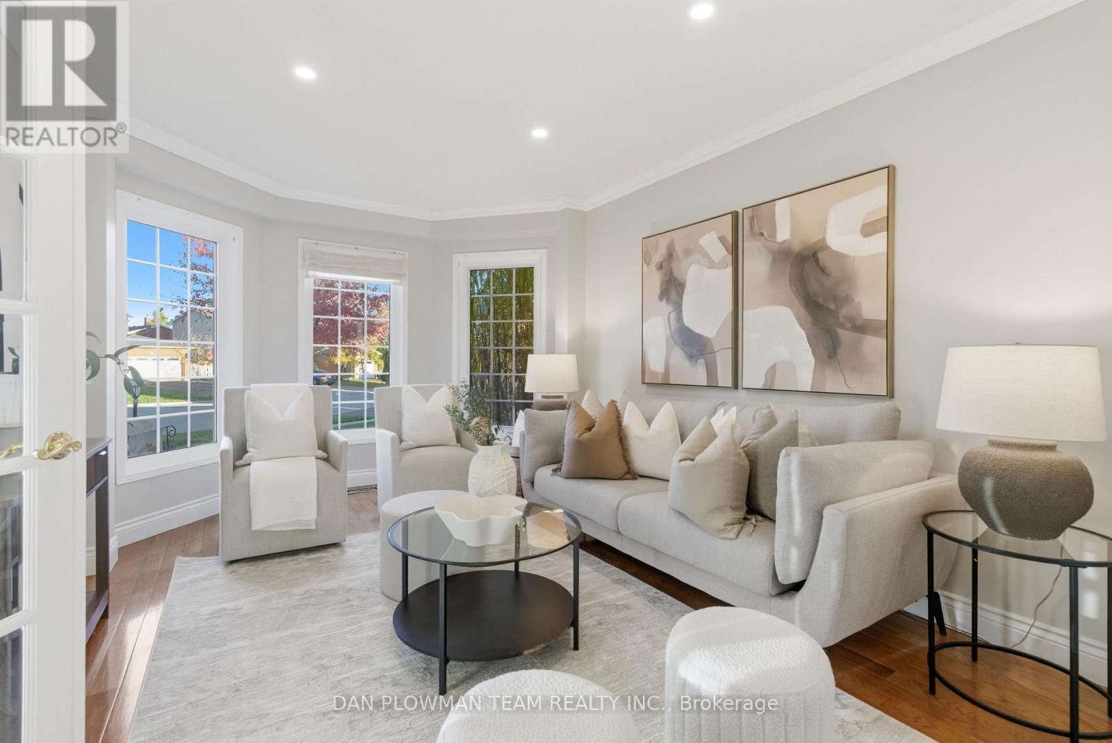 8 Aldcroft Crescent, Clarington, ON - Indoor Photo Showing Living Room