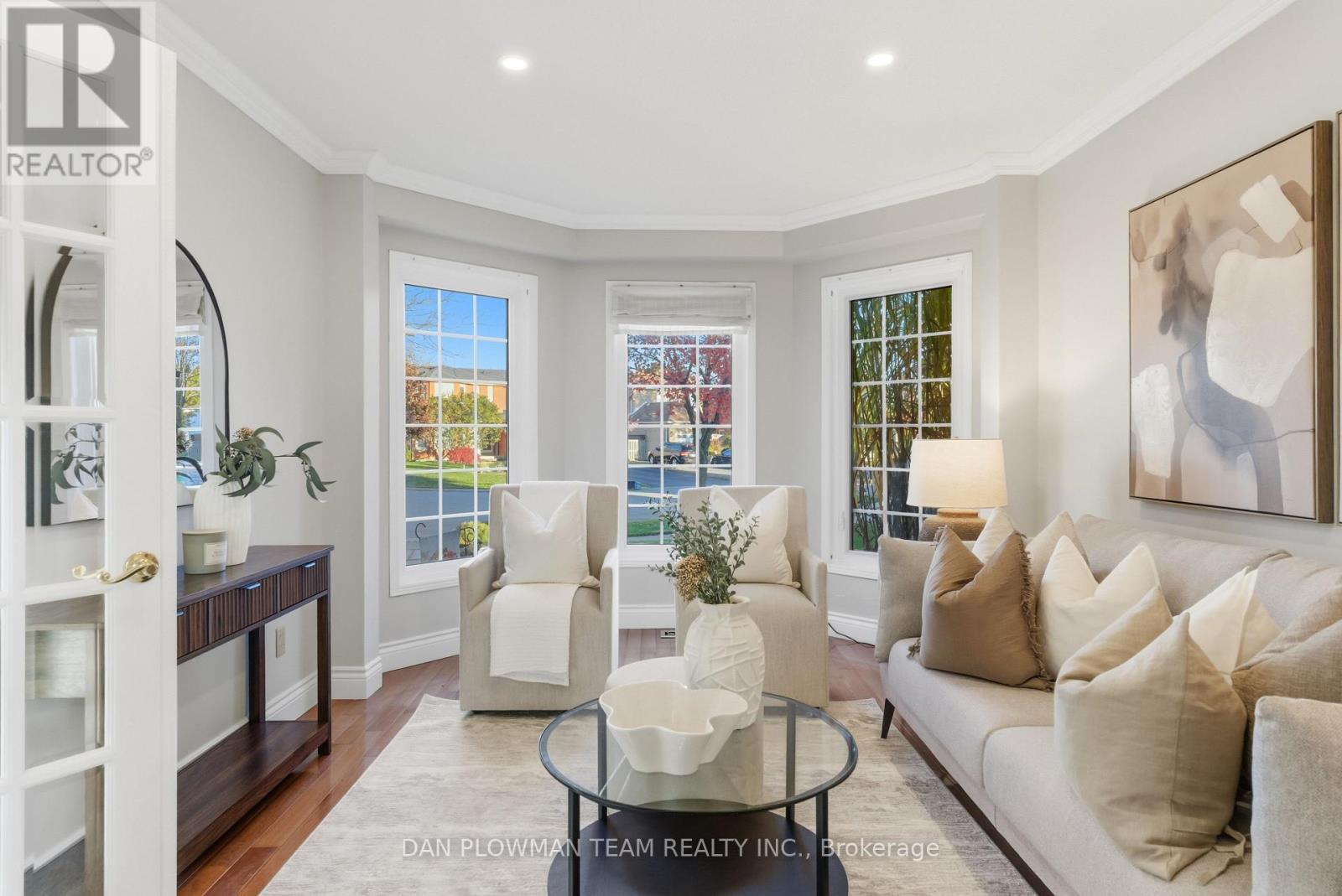 8 Aldcroft Crescent, Clarington, ON - Indoor Photo Showing Living Room