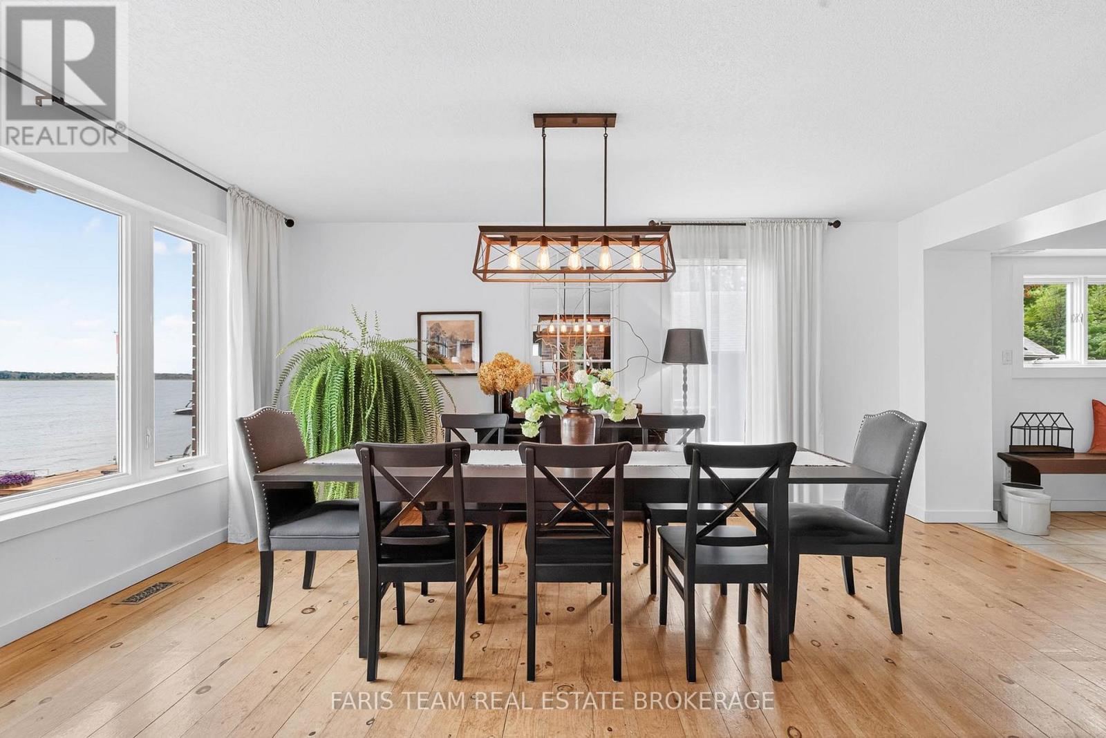 238 Robins Point Road, Tay, ON - Indoor Photo Showing Dining Room
