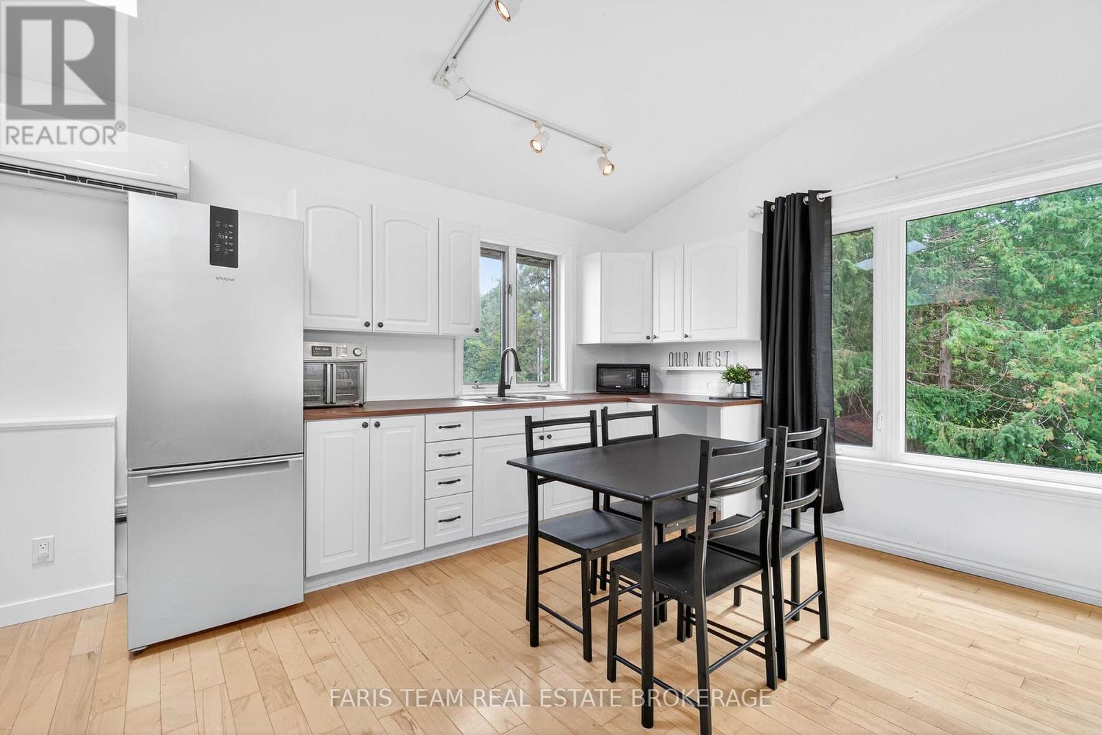238 Robins Point Road, Tay, ON - Indoor Photo Showing Kitchen
