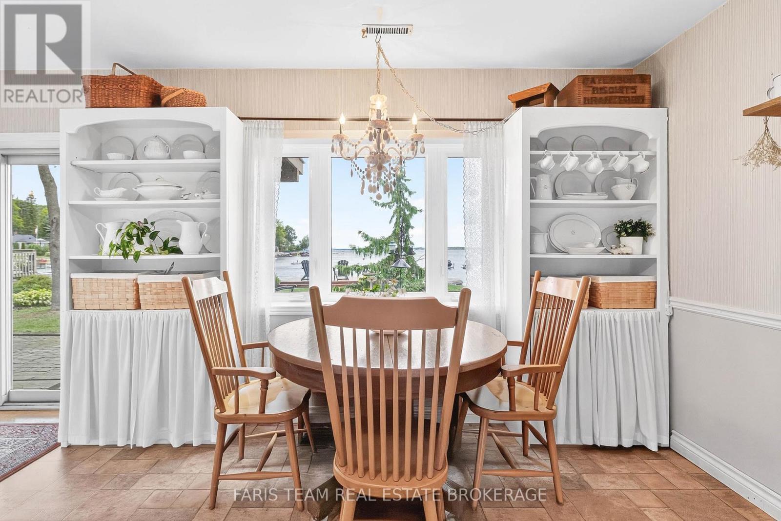 238 Robins Point Road, Tay, ON - Indoor Photo Showing Dining Room