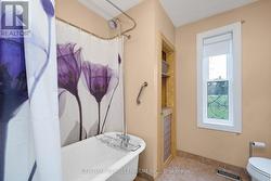 Main floor 4 pcs bathroom -