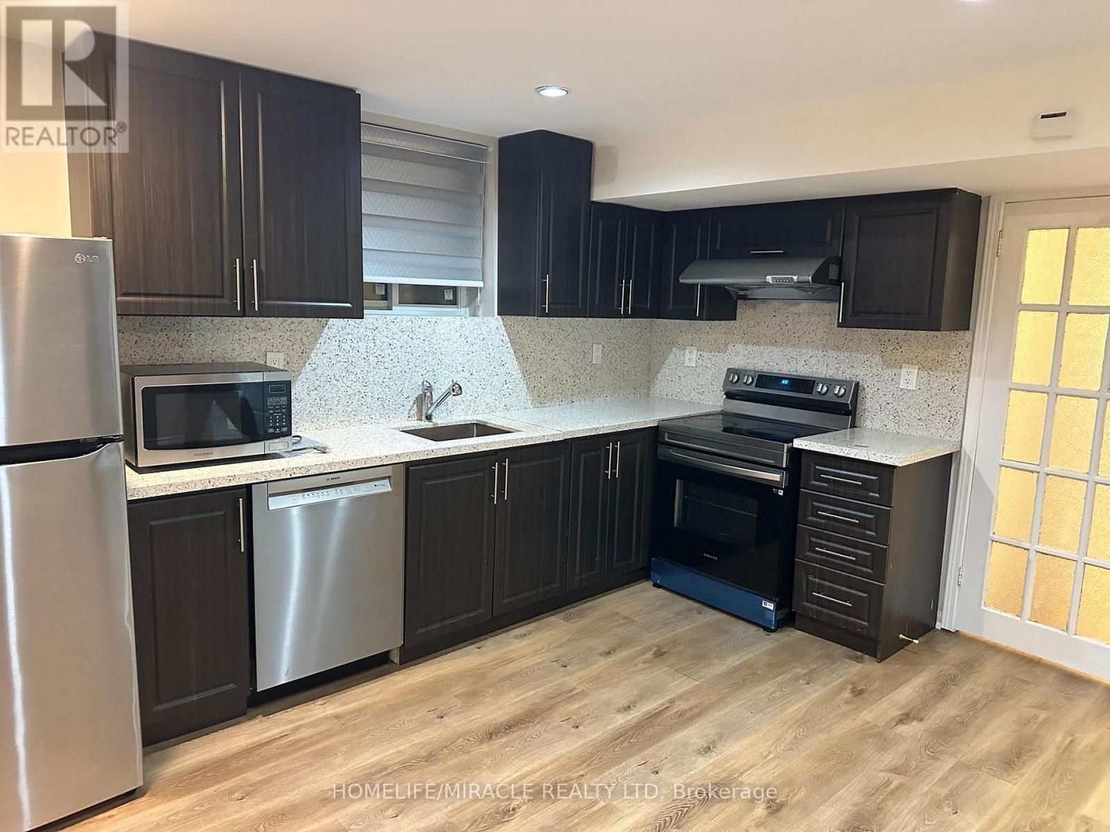 7100 Walworth Court, Mississauga, ON - Indoor Photo Showing Kitchen With Stainless Steel Kitchen With Upgraded Kitchen