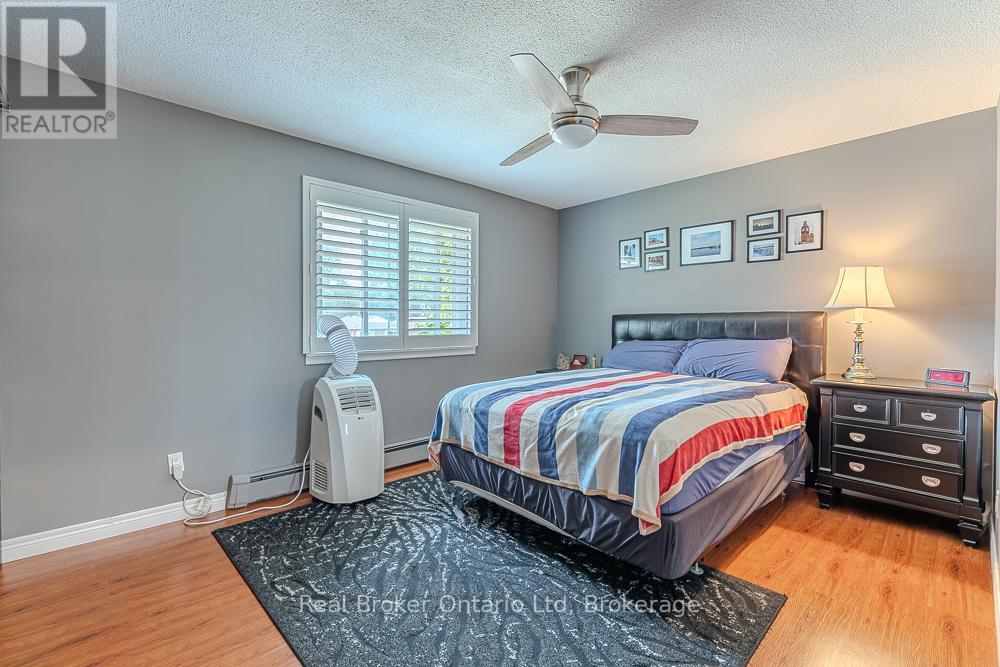 202 - 925 10Th Avenue E, Owen Sound, ON - Indoor Photo Showing Bedroom