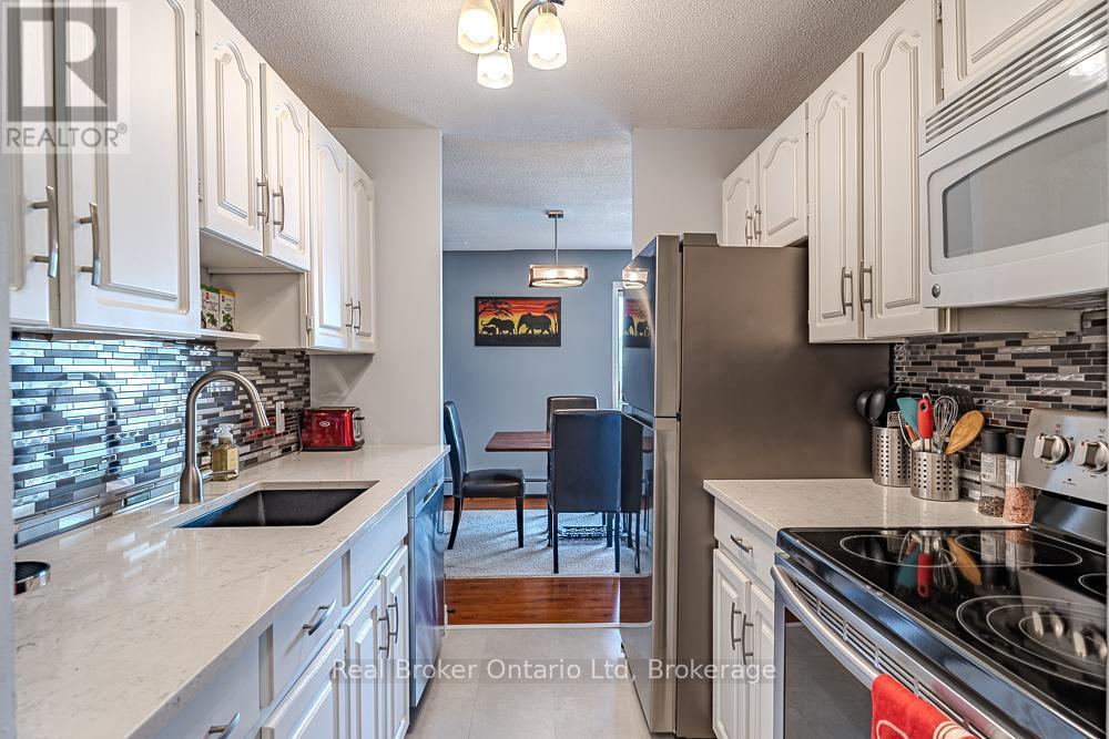 202 - 925 10Th Avenue E, Owen Sound, ON - Indoor Photo Showing Kitchen