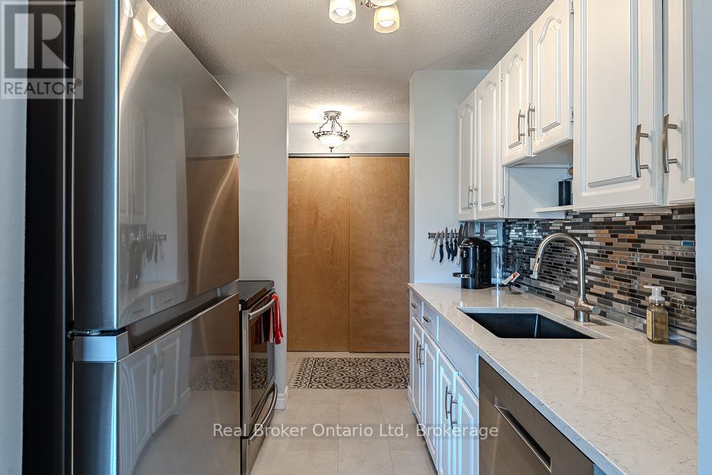 202 - 925 10Th Avenue E, Owen Sound, ON - Indoor Photo Showing Kitchen