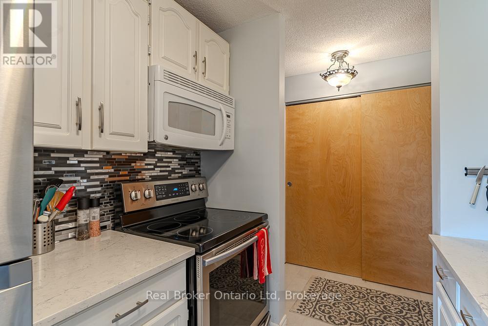 202 - 925 10Th Avenue E, Owen Sound, ON - Indoor Photo Showing Kitchen