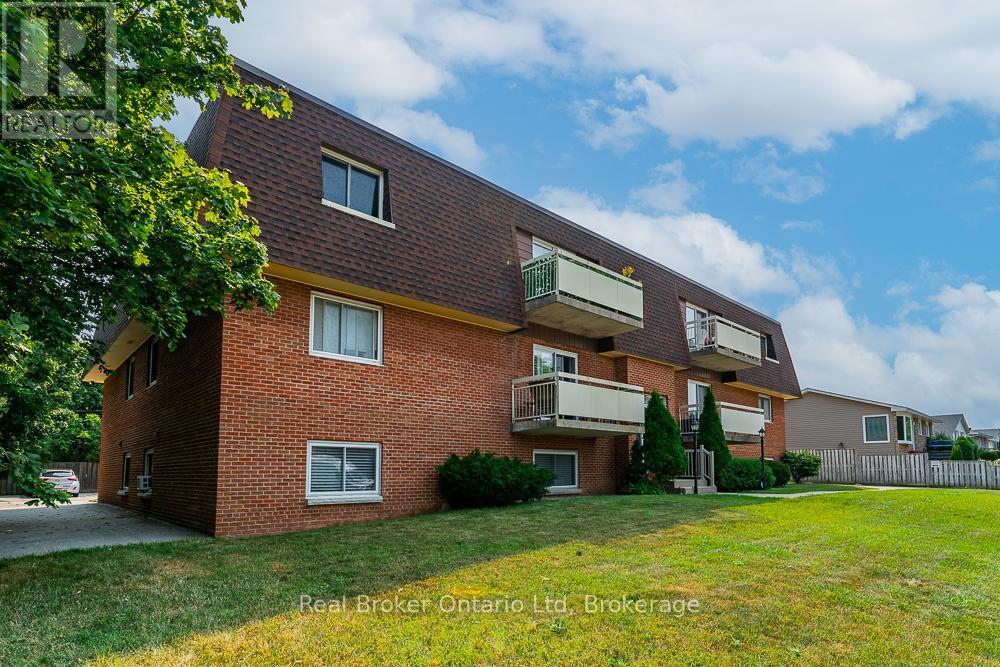 202 - 925 10Th Avenue E, Owen Sound, ON - Outdoor With Exterior